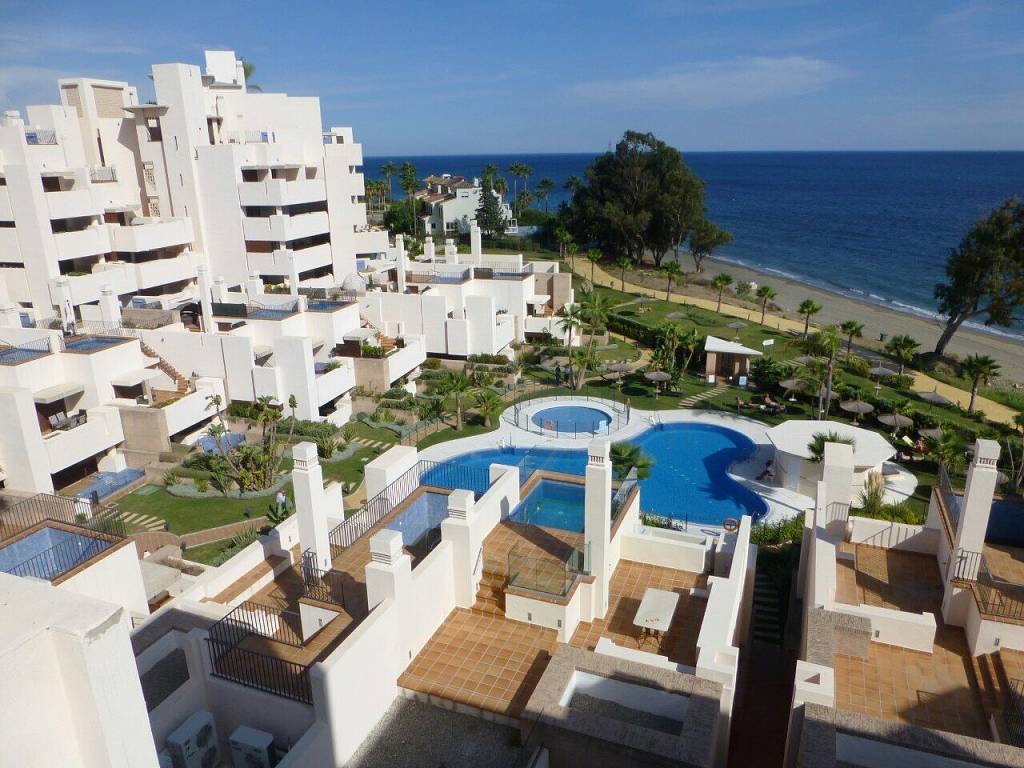 Прекрасный апартамент с видом на море в комплексе на 1 линии пляжа в Эстепоне 